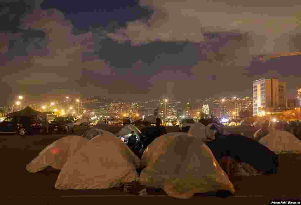 Мальчик стоит у входа в палатку во временном лагере для перемещенных лиц на фоне обострения военных действий между Израилем и "Хезболлой", Бейрут, Ливан, 30 марта 2026 года. REUTERS/Adnan Abidi