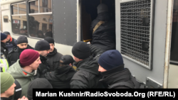 Поліція затримує активістів з шевронами організації С14, Київ, 9 лютого 2019 року. Згодом цього ж дня поліцейські побили і затримали близько 40 людей нібито за спробу штурму