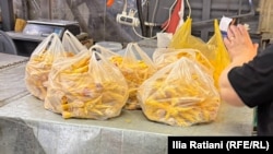 ყვითლად შეღებილი ქათმის ხორცი