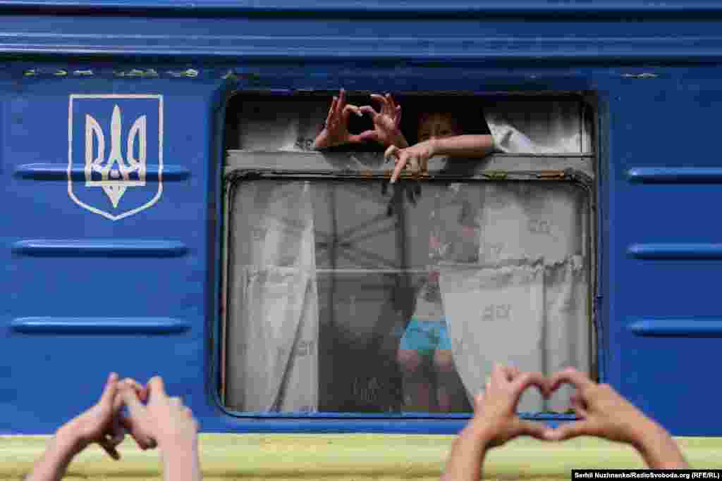 Провідник попросив покинути вагони тих, хто проводжає своїх близьких у дорогу. Люди показують одне одному сердечка на прощання. З гучномовця лунає оголошення про відправку евакуаційного потяга. Покровськ, серпень 2024 року.На Донеччині триває евакуація цивільного населення через те, що лінія фронту стрімко наближається до району Покровська. Люди виїжджають не тільки з прифронтових сіл, але й з самого міста та прилеглих до нього населених пунктів