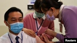 Tajvanski medicinski radnik prima prvu dozu vakcine AstraZeneca, Taipei (22. mart)