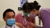 Egy egészségügyi dolgozó megkapja a koronavírus elleni védőoltást Tajpejben, 2021. március 22-én