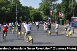 În orașele mari, numărul celor care aleg să meargă cu bicicleta este în creștere.