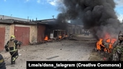 На місці удару горіли п’ять автомобілів і нежитлова будівля на території гаражного кооперативу, кажуть у ДСНС