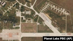 Авіабаза і літаки на аеродромі у селищі Новофедорівка поблизу міста Саки в окупованому Криму перед вибухами, що сталися 9 серпня 2022 року. Супутниковий знімок Planet Labs PBC