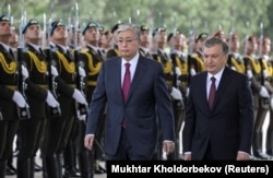 Președintele uzbek Șavkat Mirzioev (dreapta) și omologul său kazah Kasîm-Jomart Tokaev la o ceremonie oficială de întâmpinare la Tașkent în aprilie 2019.