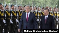 Президент Узбекистану Шавкат Мірзійоєв (праворуч) вітає свого казахського колегу Касима-Жомарта Токаєва на офіційній церемонії в Ташкенті, квітень 2019 року