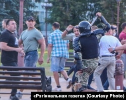 Алексей Кудин (в бейсболке) во время разгона мирной акции протеста. Молодечно, 10 августа 2020 года