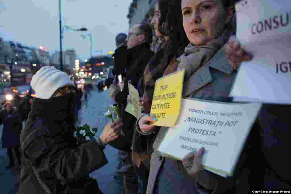 Ghiocei, la o temperatură de 0 grade Celsius, oferiți magistraților protestatari.