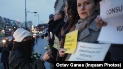 Protestele magistraților au primit sprijin din partea universitarilor, scriitorilor, actorilor, studenților și ale mai multor mii de cetățeni, care li s-au alăturat