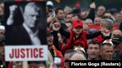 Ilustrativna fotografija. Demonstrant drži sliku bivšeg predsjednika Kosova Hashima Thaçija tokom protesta u Tirani, Albanija, u znak podrške bivšim komandantima OVK kojima se sudi u Hagu, 17. oktobra 2025.