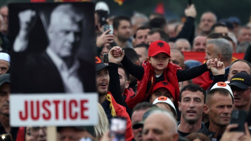 Mijëra njerëz protestojnë në Tiranë në mbështetje të ish-eprorëve të UÇK-së që po gjykohen në Hagë