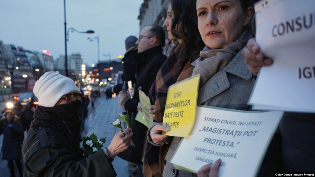 Protestele magistraților au primit sprijin din partea universitarilor, scriitorilor, actorilor, studenților și ale mai multor mii de cetățeni, care li s-au alăturat