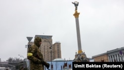Український військовослужбовець на Майдані Незалежності в Києві, Україна, 2 березня 2022 року 