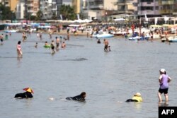 Atmosfera na plaži u Draču 25. juna 2021.