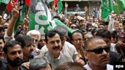 Former Pakistani Prime Minister Yousuf Raza Gilani (C) arrives at a court for a hearing in a corruption case. (file photo)