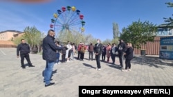 Предпринимательница в парке отдыха выступает перед журналистами. Кызылорда, 23 апреля 2021 года. 