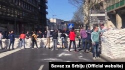 Predstavnici Saveza za Srbiju i opštine Stari grad postavljaju džakove u Kolarčevoj ulici u Beogradu