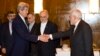 محمد جواد ظریف وزیر خارجه ایران (راست) در حال دست دادن با جان کری، وزیر خارجه آمریکا