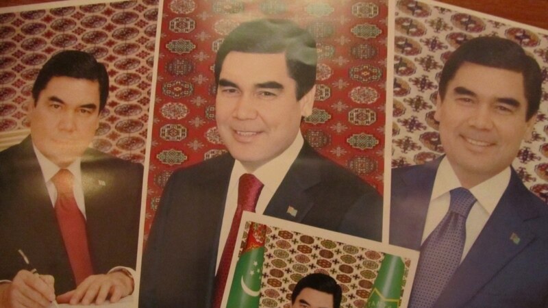  Serdar Berdimuhamedowyň portretiniň gapdalyndan Gurbanguly Berdimuhamedowyň portreti asylýar