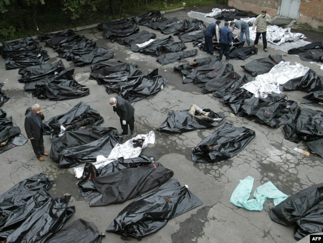 Na slici rođaci pokušavaju da identifikuju tela žrtava ispred mrtvačnice u Vladikavkazu Prvog septembra 2004. godine čečenski militanti su upali u osnovnu školu u Beslanu u ruskoj republici Severna Osetija. Za taoce uzeli su 1100 učitelja, dece i njihovih rođaka. Dva dana kasnije, ruske bezbednosne snage su uletele u zgradu. Posledično 330 talaca je umro, od toga 186 dece.