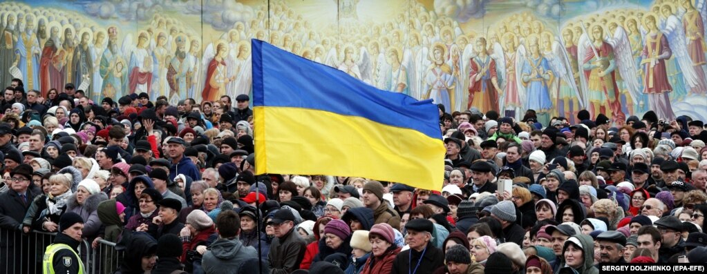 Люди на площі біля Михайлівського Золотоверхого монастиря в Києві, що належить Православній церкві України (ПЦУ). Фото ілюстраційне