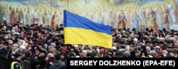 Люди на площі біля Михайлівського Золотоверхого монастиря в Києві, що належить Православній церкві України (ПЦУ). Фото ілюстраційне