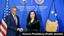 Presidentja e Kosovës, Vjosa Osmani, dhe zëvendëssekretari i Shtetit për Menaxhim dhe Burime i SHBA-së, Richard R. Verma, në Prishtinë, 10 janar.