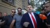 Санкционираният за корупция Делян Пеевски, обграден от охранителите си, спори с Асен Василев пред сградата на Народното събрание, 18 септември 2025 г.