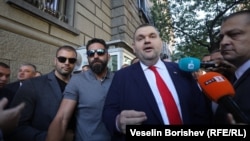 Санкционираният за корупция Делян Пеевски, обграден от охранителите си, спори с Асен Василев пред сградата на Народното събрание, 18 септември 2025 г.