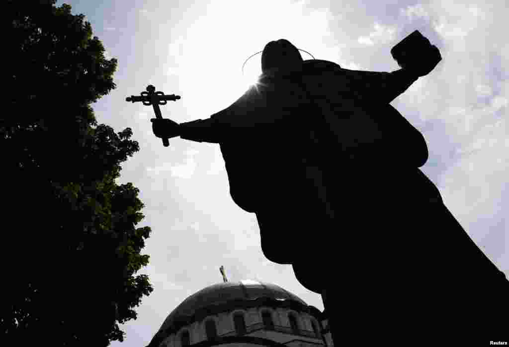 Statuia St. Sava &icirc;n faţa catedralei ortodoxe din Belgrad, Serbia