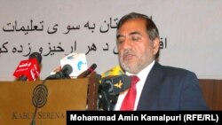 د پوهنې وزارت مرستیال صدیق پتمن وايي، هڅه کوو شاګردانو ته په زړه پوري ښوونځي ولرو.