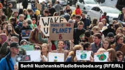 Напис на плакаті учасниці Маршу в центрі: «Немає запасної планети». Київ, 20 вересня 2019 року