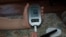 Ребенок, больной сахарным диабетом, измеряет уровень сахара в крови