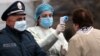 Медична працівниця перевіряє температуру у жінки на в’їзді до міста Вагаршапат, 16 березня 2020 року