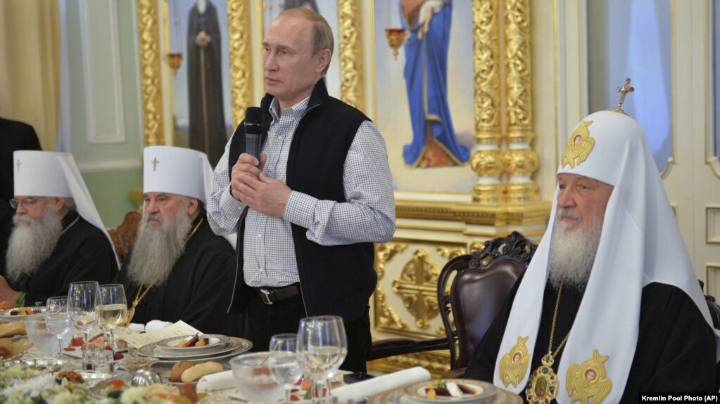 Президент Росії Володимир Путін (із мікрофоном), а праворуч від нього Московський патріарх Кирило, 11 липня 2016 року