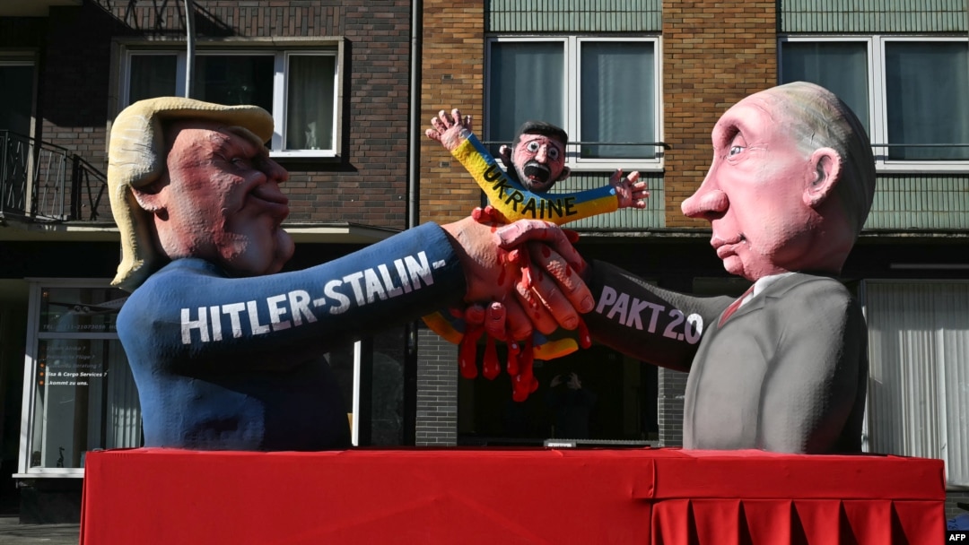 Düsseldorfda karnaval zamanı Donald Tramp və Vladimir Putinin "Hitler-Stalin Paktı 2.0"ı formalaşdırdığını göstərən platforma.