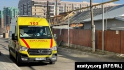 Автомобиль службы скорой медицинской помощи в частном секторе в Алматы.