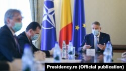 Președintele României, Klaus Iohannis (dreapta), la o ședință cu premierul Ludovic Orban (al doilea din stânga)