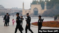 Security personnel patrol near the Id Kah Mosque in Kashgar in western China's Xinjiang region. (file photo)