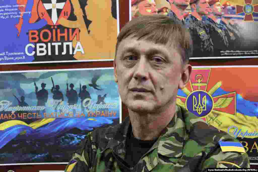 Юрій Нерослік на тлі своїх робіт у Музеї пропаганди в Києві. Інтерв’ю з плакатистом.