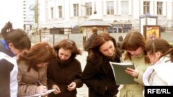 Activists in the "I speak Tatar language" petition drive in April.