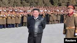 Demirgazyk Koreýanyň lideri Kem Çen Yn harbylar bilen 