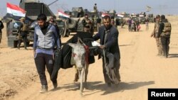 Civili irakieni refugiați din cauza luptelor în cartierul Maamoun, vestul orașului Mosul din Irak, 23 februarie 2017