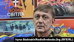 Боєць 92-ї бригади Нацгвардії, плакатист Юрій Нерослік на тлі своїх робіт у Музеї пропаганди, Київ, 27 лютого 2015 року