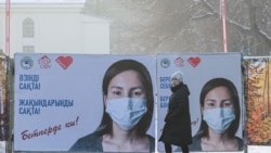 Женщина идет по улице Алматы. 9 декабря 2020 года.