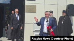 Počasni konzul Dušan Bajatović i zamenik ministar spoljnih poslova Rusije Aleksandar Gruško na otvaranju počasnog konzulata u Novom Sadu, 23. aprila 2026.