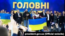 Кандидати на посаду президента України Петро Порошенко і Володимир Зеленський (праворуч) під час виконання Гімну України після дебатів на стадіоні «Олімпійський». Київ, 19 квітня 2019 року