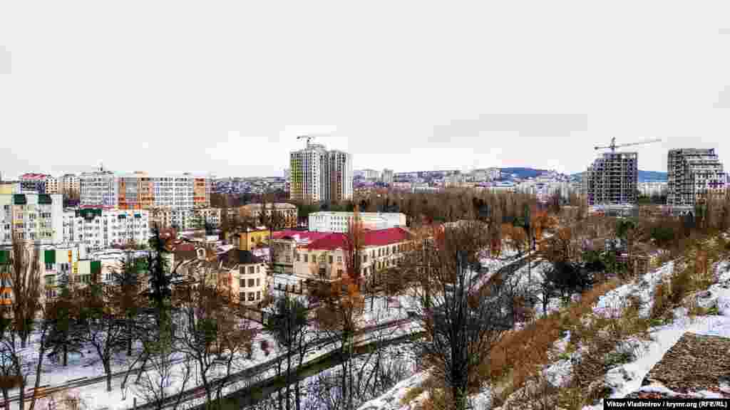Панорамный вид на город, который открывается с улицы Студенческой