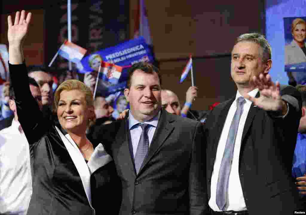 Kolinda Grabar Kitarović, njen suprug Jakov Kitarović (u sredini) i predsjednik HDZ Tomislav Kramarko u stožeru stranke u Zagrebu.